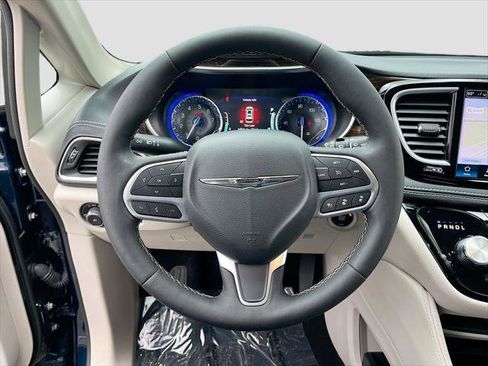 Certified 2024 Chrysler Pacifica Limited AWD/4WD image 11