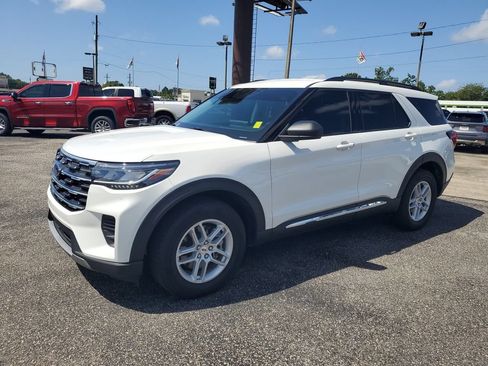 Used 2025 Ford Explorer Active AWD/4WD image 2