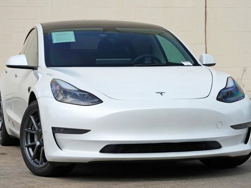 Used 2023 Tesla Model 3 Standard Range RWD image 4