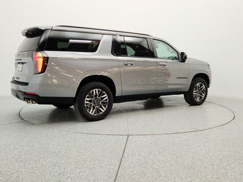 Used 2025 Chevrolet Suburban Z71 AWD/4WD image 5