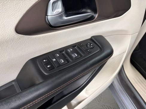 Used 2017 Chrysler Pacifica Touring-L FWD image 22