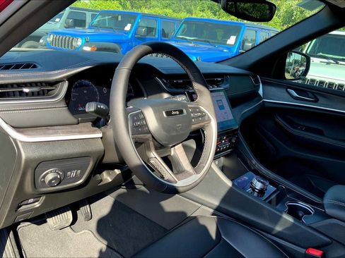 New 2025 Jeep Grand Cherokee Limited w/ Black Appearance Package image 8