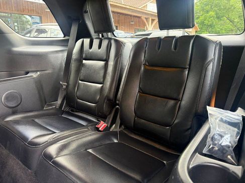 Used 2017 Ford Explorer XLT w/ Equipment Group 202A FWD image 29