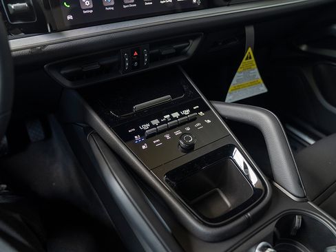 Used 2025 Porsche Cayenne image 14