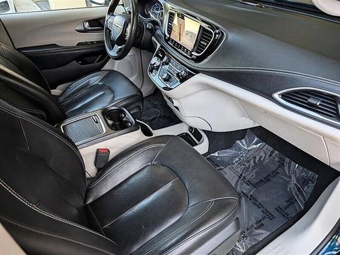 Used 2022 Chrysler Pacifica Touring-L w/ Uconnect Theater Family Group FWD image 4