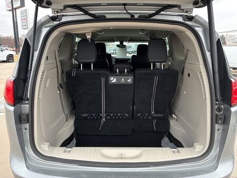 Used 2019 Chrysler Pacifica Touring-L image 6