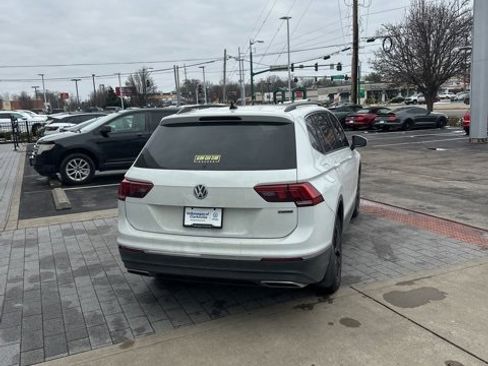Used 2020 Volkswagen Tiguan SE w/ Panoramic Sunroof Package image 9