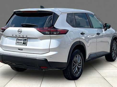 Used 2024 Nissan Rogue S FWD image 2