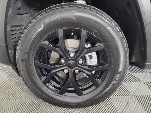 Used 2025 Jeep Grand Cherokee Altitude RWD image 8