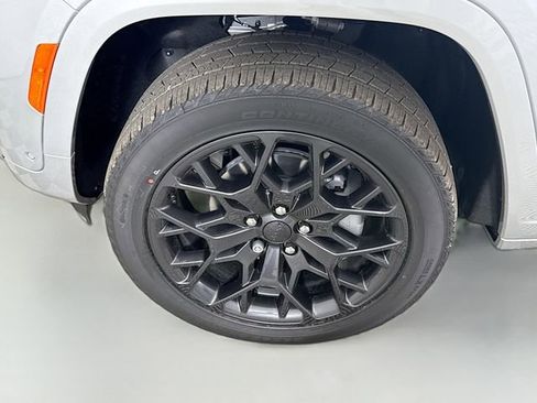 New 2025 Jeep Grand Cherokee Summit w/ Obsidian Package image 32