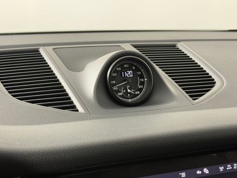 Certified 2026 Porsche Macan AWD/4WD image 30