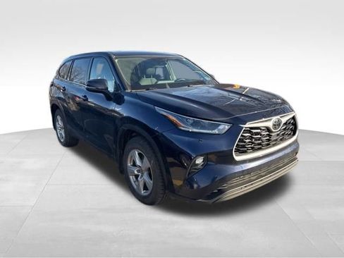 Used 2021 Toyota Highlander LE image 6