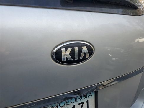 Used 2017 Kia Sedona L image 7