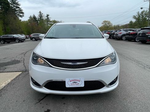 Used 2017 Chrysler Pacifica Touring-L FWD image 2
