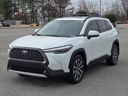 Used 2024 Toyota Corolla Cross XLE image 2