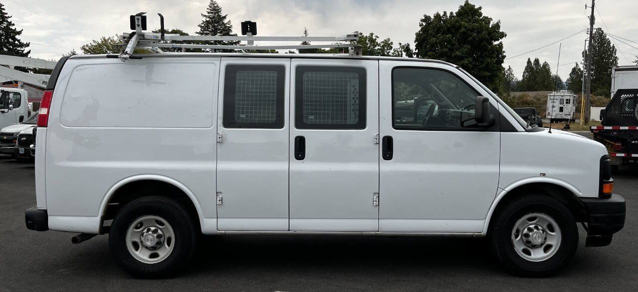 Used 2017 Chevrolet Express 2500 RWD image 4