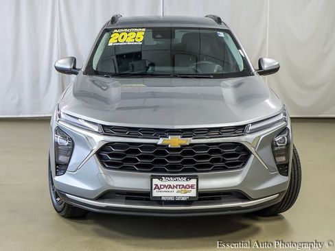 Used 2025 Chevrolet Trax LT FWD image 5