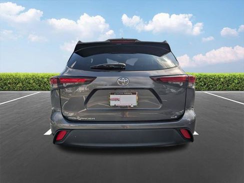 Certified 2024 Toyota Highlander XLE FWD image 6