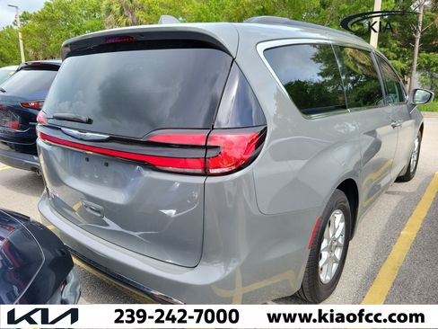 Used 2022 Chrysler Pacifica Touring-L FWD image 9