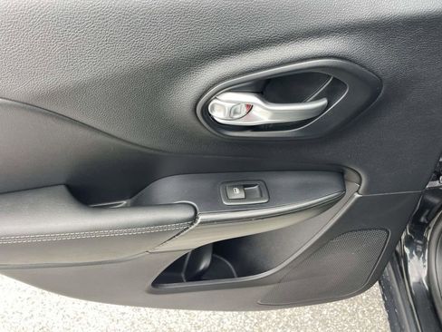 Used 2016 Jeep Cherokee Limited FWD image 11