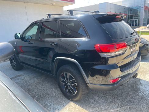 Used 2017 Jeep Grand Cherokee Trailhawk w/ Trailhawk Luxury Group AWD/4WD image 2
