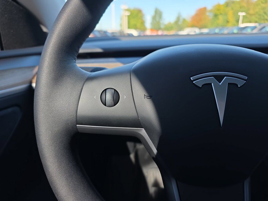 Used 2024 Tesla Model Y Long Range AWD/4WD image 26