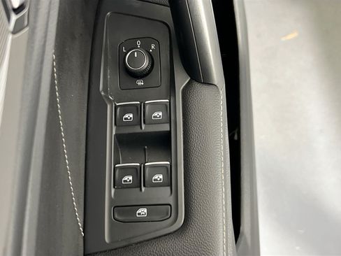 Used 2022 Volkswagen Tiguan SE AWD/4WD image 17