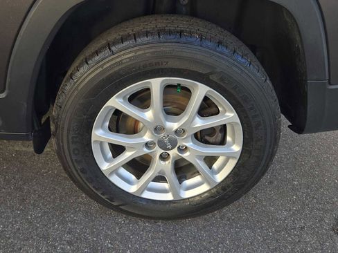 Used 2017 Jeep Cherokee Latitude w/ Cold Weather Group image 14