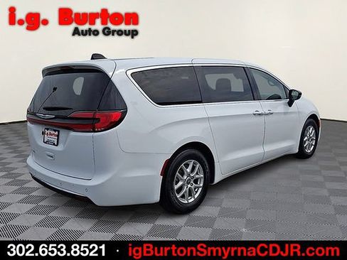 Used 2024 Chrysler Pacifica Touring-L FWD image 6