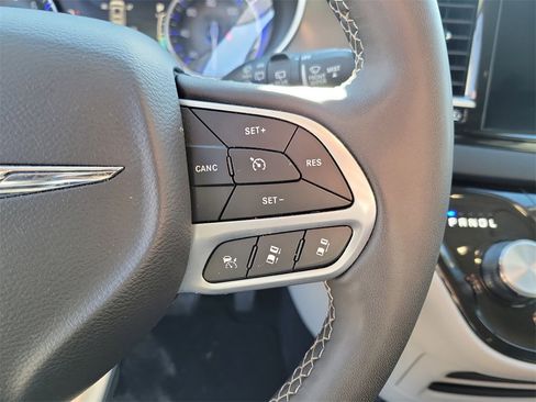 Used 2023 Chrysler Pacifica Touring-L image 18