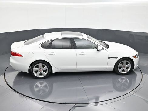 Used 2018 Jaguar XF image 16