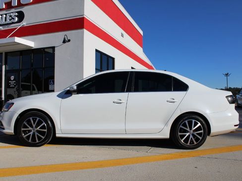 Used 2017 Volkswagen Jetta SE image 4