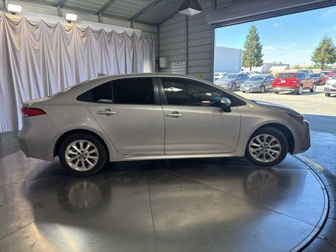 Used 2020 Toyota Corolla LE image 3