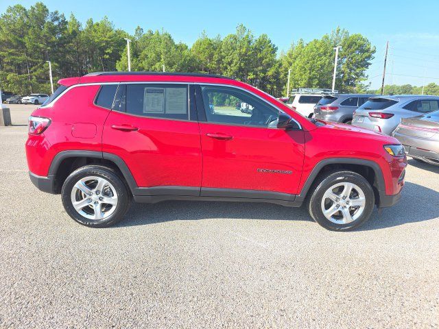 Used 2023 Jeep Compass Latitude w/ Convenience Group AWD/4WD image 4