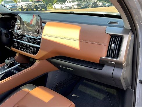 Used 2024 Nissan Pathfinder Platinum w/ Cargo Package image 16