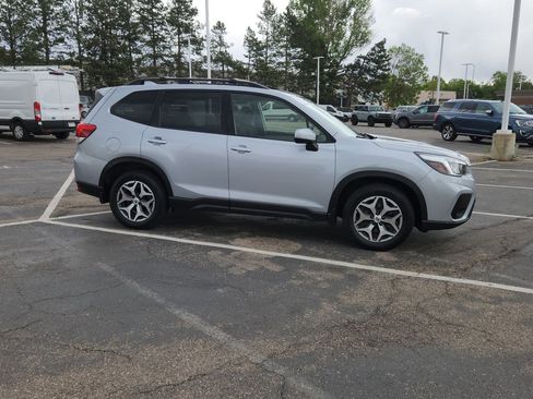 Used 2019 Subaru Forester Premium AWD/4WD image 18