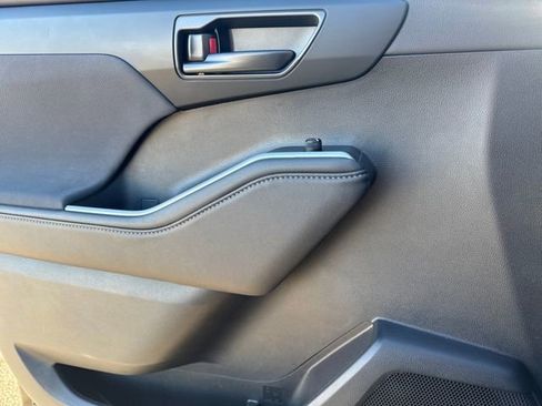 Used 2024 Toyota Highlander LE image 22