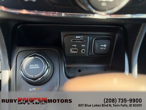Used 2018 Jeep Cherokee Limited AWD/4WD image 15