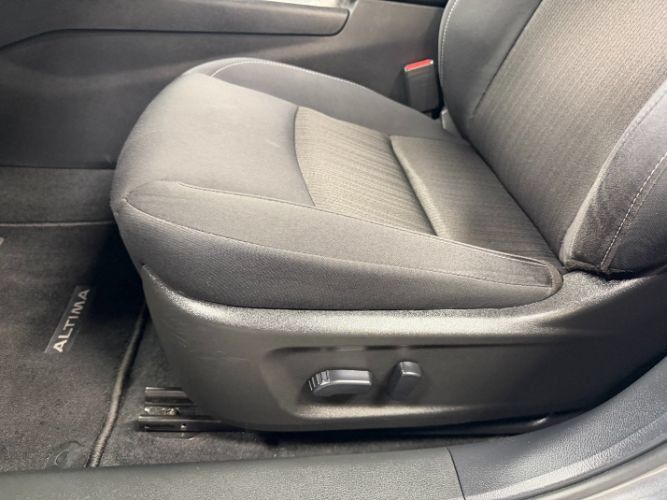 Used 2025 Nissan Altima 2.5 SV FWD image 14