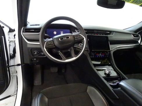 Certified 2023 Jeep Grand Cherokee Altitude image 5