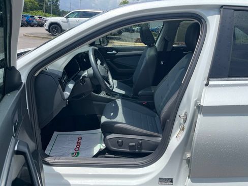 Certified 2025 Volkswagen Jetta SE FWD image 25