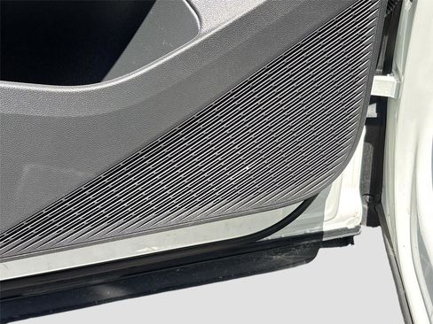 Used 2025 Volkswagen Atlas Cross Sport SE image 18