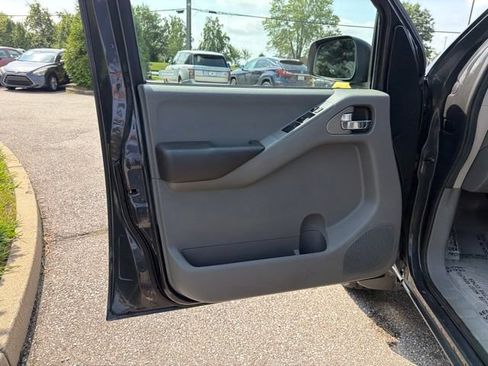 Used 2014 Nissan Frontier SV w/ SV Value Truck Package AWD/4WD image 16