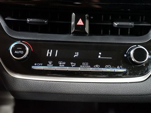 Used 2020 Toyota Corolla LE FWD image 19