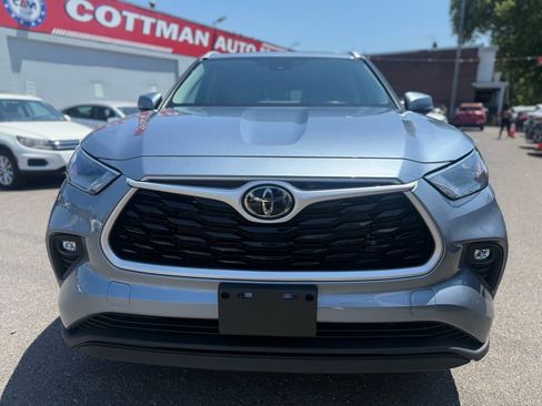 Used 2022 Toyota Highlander XLE AWD/4WD image 2