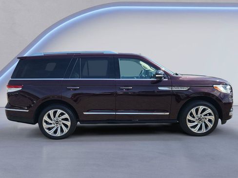 Used 2024 Lincoln Navigator Premiere AWD/4WD image 2