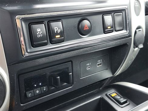Used 2021 Nissan Titan SV w/ SV Convenience Package image 26
