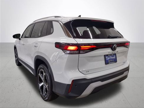 New 2025 Volkswagen Tiguan SE image 10