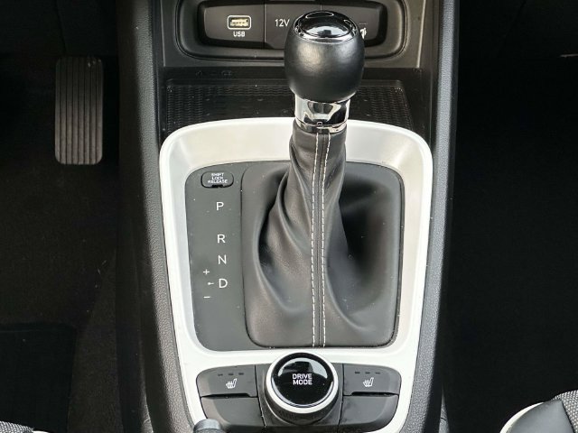 Used 2025 Hyundai Venue Limited FWD image 24
