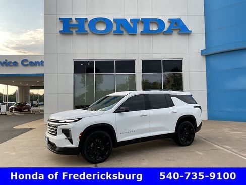 Used 2025 Chevrolet Traverse LT FWD image 1